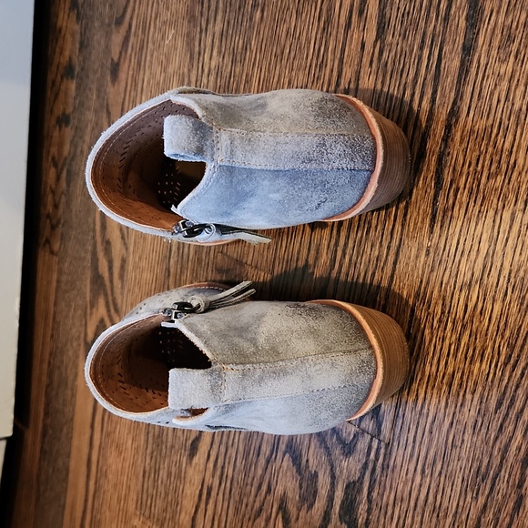 Sofft Blue and Gray Heeled Boots with Modern Design - Picture 6 of 7